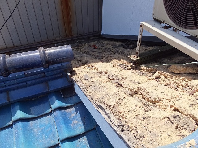 エアコンの架台が浮いている